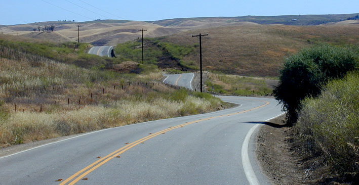 Swinging Road
Ich habe das Bild am 11.06.2000 im San Joachin Valley aufgenommen und zwar auf der SR-229 kurz hinter Creston Richtung San Luis Obispo. Diese tänzerisch weich geschwungene Achterbahn hatte es mir angetan. Die Phantasie lässt die weiteren Road-Swings erahnen.

Schlüsselwörter: Fotowettbewerb