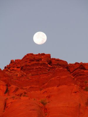 Mond beim Monument Valley
Während hinter dem Monument Valley die Sonne aufging, war auf der gegenüberliegenden Seite der untergehende Vollmond über den rot angestrahlten Felsen zu sehen
