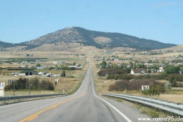 Endlose weiten mit Ranches am Straßenrand
Schlüsselwörter: Straße, Highway, Montana