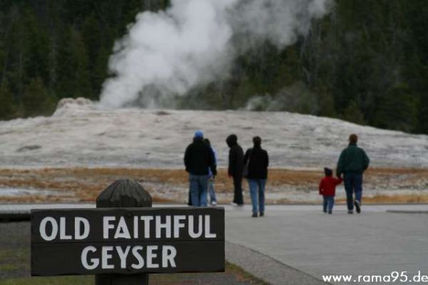 Der Old Faithful vor dem Ausbruch
Schlüsselwörter: Old Faithful, Geyser, Yellowstone N.P.