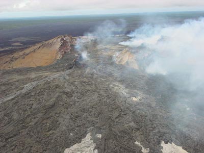 und so sah er dieses Jahr aus - ein Großteil des Kraterrandes ist gebrochen und Magma fließt aus
