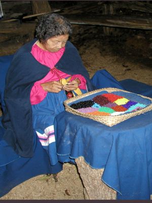 Cherokee Indian Village/NC_Indianerin bei der Herstellung von Perlenschmuck
