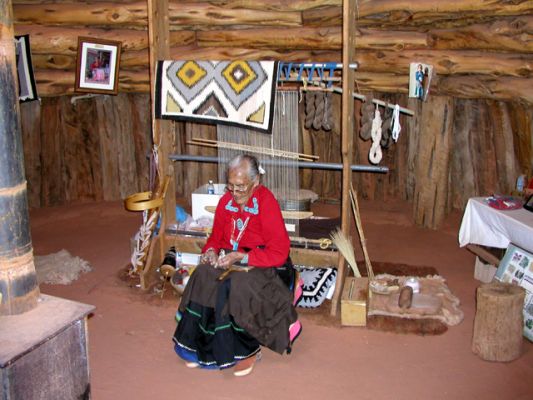 Monument Valley UT_im Hogan-Indianerin beim Wolle kämmen 
