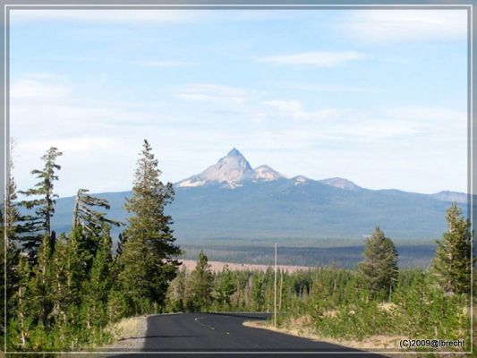 Crater Lake NP-Ausfahrt mit Mount Thielsen
