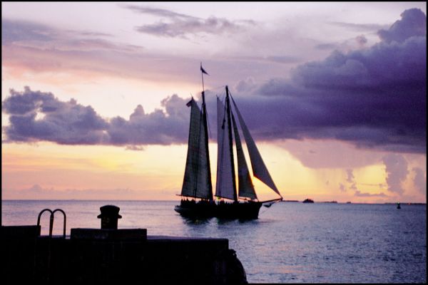 Sunset Cruise
Segelboot im Abendlicht in Key West, FL
Schlüsselwörter: Key West, Florida, Keys, Boot, Segelboot, Abend, Sonnenuntergang, Wolken