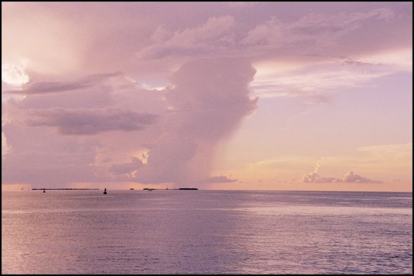 Key West Sunset
Eine Regenwolke entlaedt sich im warmen Abendlicht
Schlüsselwörter: Key West, Florida, Keys, Sonnenuntergang, Meer, Regen, Wolke