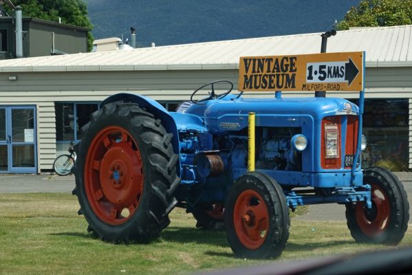 DSC03649 Te Anau Fordson Traktor_k
