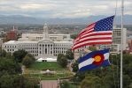 IMG_5165_Denver_Capitol_Flaggen_City_and_County_Building_und_Rocky_Mountains_k.jpg