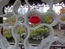 P1000886_Vancouver_Chinatown_Sun_Yat_Sen_Garden_Blick_durch_Fenstersteine_forum.jpg