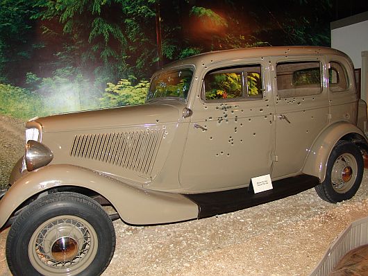Bonnie & Clyde
Schlüsselwörter: Der Originalwagen von Bonnie & Clyde ?