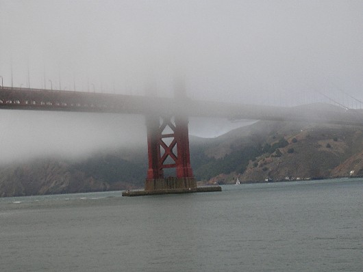 Vom südlichen Fußpunkt der Golden Gate Bridge, dem Fort Point, sahen wir den Mittelpylon im Nebel.
Schlüsselwörter: fireengine