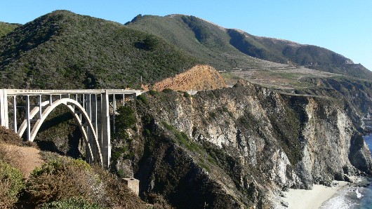 Traumstraße der Welt bei Big Sur
Der HW1 schlängelt sich an der steilen Felskante der Pazifik-Küste zwischen San Luis Obispo und Monterey entlang.
