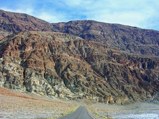 US178 am Badwater Basin
Die tiefste Stelle der USA liegt hier am Fuß der steil abfallenden Armagosa Range (ca. 1.800 m hoch).
