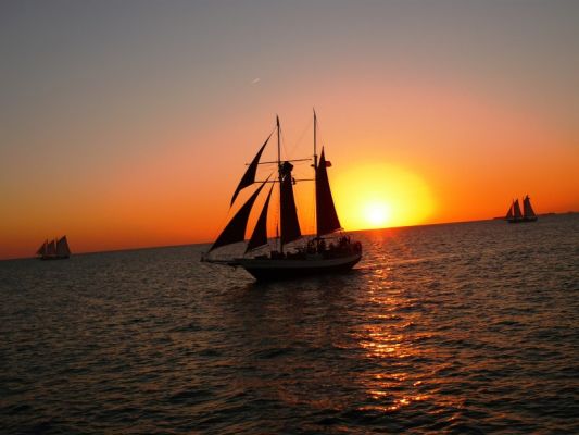 Segeln zum Sonnenuntergang
Wir segeln in den perfekten Sonnenuntergang
