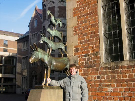 Markus' erster Besuch in Bremen...
...und natürlich bring es Glück, die Statue zu berühren, also wünschen wir Markus viel Glück! 

http://www.br-online.de/kinder/fragen-verstehen/wissen/2004/00674/
