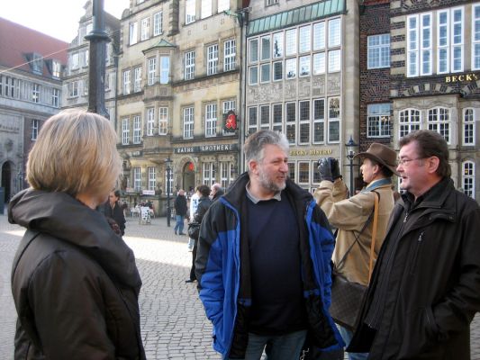 Am Marktplatz
Links Astrid, Mitte Walter, Mann von Crimson Tide ( Monika), rechts Marterpfahl (Rolf)
