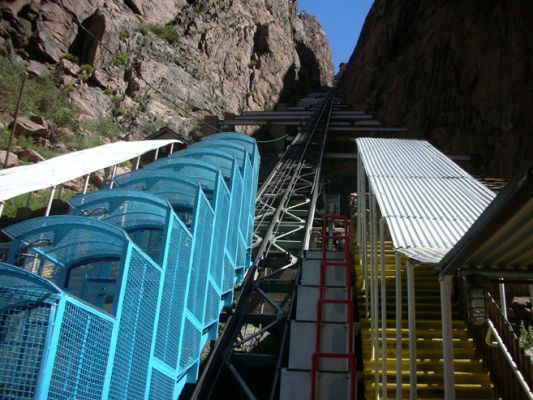 Incline Railway-Royal George Bridge
Die steilste Eisenbahn der Welt
Built in 1931, and traveling at a 45-degree angle, the world's steepest Incline Railway is still considered one of the most difficult structures ever built. Here, timeless granite walls loom all around as you descend over 1,500 feet to the canyon floor, a mere 50 feet at its widest. Looking up, the Bridge appears as a delicate ribbon cutting across the sky.
