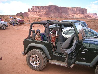 Jeep im Monument Valley
