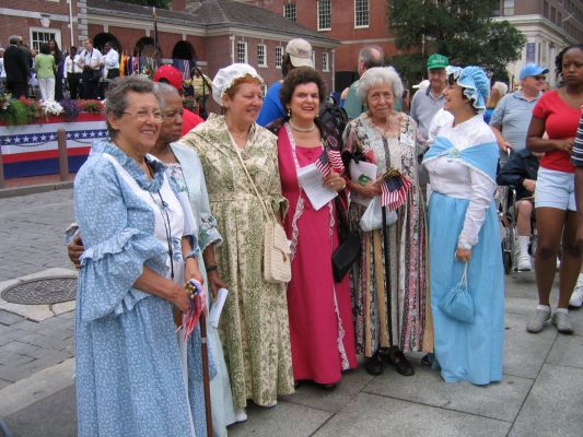 July, fourth  2007 , Philadelphia, PA
Diese netten Damen haben Liedertexte
und Fähnchen verteilt.
