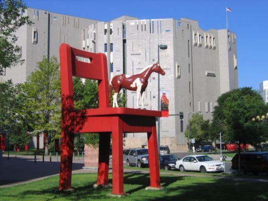 Roter Stuhl mit Pferd
Denver
