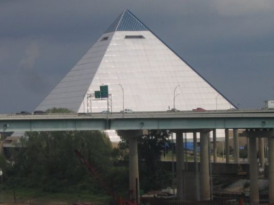Pyramide Memphis
ehm.Sporthalle,leer
