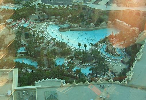 Blick auf den Pool des Mandalay Bays
Blick auf den gemeinsamen Pool vom Mandalay Bay und TheHotel at Mandalay Bay
Schlüsselwörter: Pool, Mandalay Bay, Las Vegas