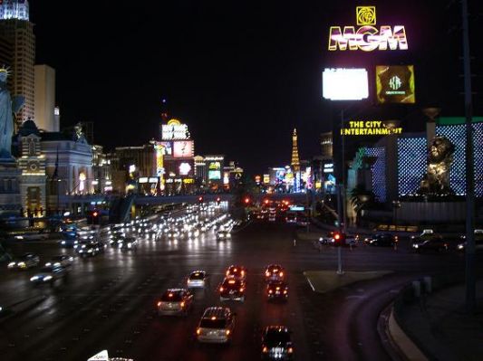 Blick auf den Strip bei Nacht
Blick auf dem Strip bei Nacht von ca. MGM richtung Paris
Schlüsselwörter: Strip, Nacht, Las Vegas, MGM, Paris