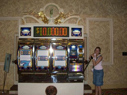 Soltmaschine im Mandalay Bay
Große Slotmaschine im Mandalay Bay
Schlüsselwörter: Einarmiger Bandit, Slotmaschine, Mandalay Bay, Casino, Las Vegas