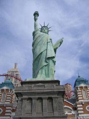 Freiheitsstatue vor dem Hotel New York New York
Freiheitsstatue vor dem Hotel New York New York
Schlüsselwörter: Freiheitsstatue, New York New York, Les Vegas
