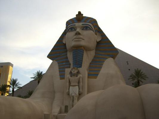 Sphinx vor dem Luxor in Las Vegas
Sphinx vor dem Luxor in Las Vegas
Schlüsselwörter: Sphinx, Luxor, Las Vegas