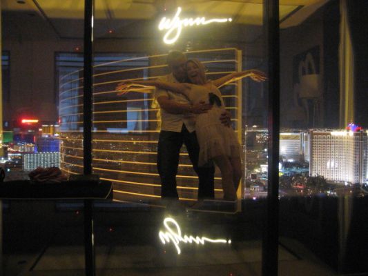 Patrick und Romy am Fenster des Encore, Vegas
