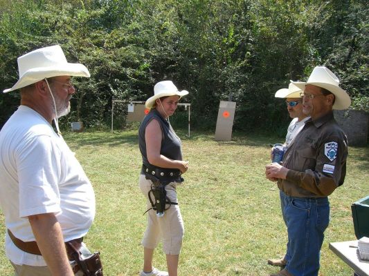 Schiesstraining mit "Dangerous Dave"
Mein Schwiegervater und ich machen erste "Cowboy-Erfahrungen"
