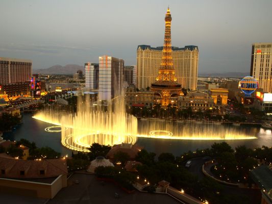 Die Bellagio Fountains und das Paris Las Vegas kurz vor Sonnenuntergang.
