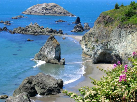 erfrischend
Die Oregonküste fällt besonders durcgh die vielen vorgelagerten Felsen und wunderschöne Stände auf.  Baden jedoch ist nicht empfehlenswert, da das wasser auch im Hochsommer selten über 12 grad steigt.
