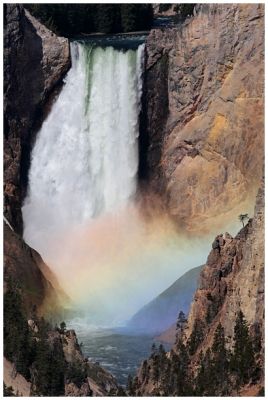 Yellowstone River Lower Falls 
Schaut man im Sommer ca. gegen 9:45 vom Artists Point auf die Lower Falls des Yellowstone, sieht man einen Regenbogen.
