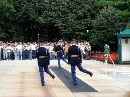 Hoch das Bein - Kranzniederlegung in Arlington
Grab des unbekannten Soldaten
Schlüsselwörter: USA Washington Arlington Virginia Friedhof Militär