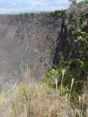 steil geht es hier in den Kilauea Crater hinab
