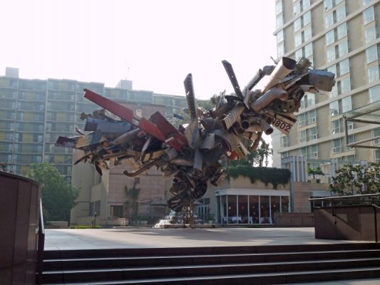 P1070572_DxO_Los_Angeles_Airplane_Part_Sculpture_Musem_of_Contemporary_Art_Forum.jpg